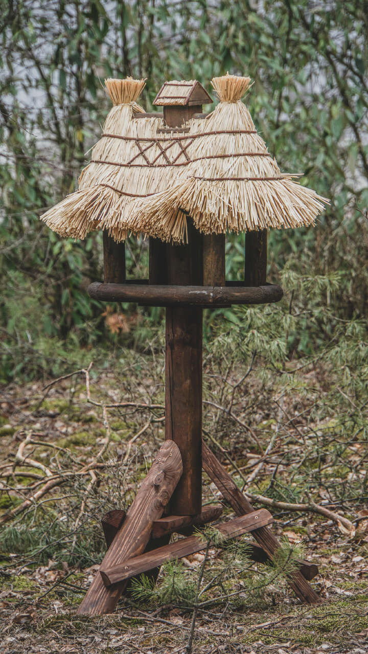 PATKAR Großes Futterhaus mit Strohdach und Silo